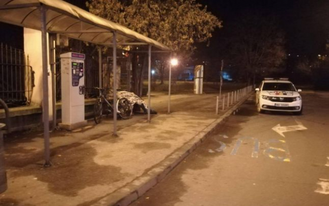 Bărbatul a decedat în stația de autobuz    Sursa foto: baiamare24.ro