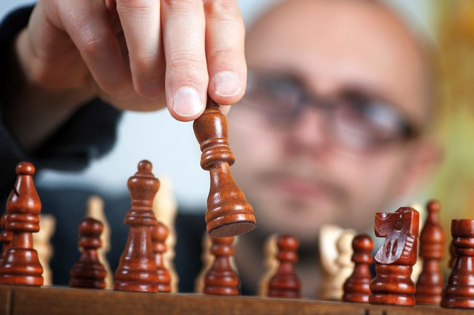 Jocurile non-digitale precum șahul îți țin mintea ascuțită la bătrânețe