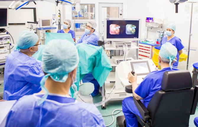 Intervenție chirurgicală robotică. Foto: SANADOR