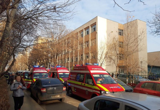 9 copii au fost duși la spital de la Școala 133. Foto: ISU București