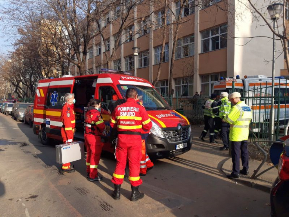 Ambulanțele SMURD și SABIF în fața Școlii 133. Foto: ISU București-Ilfov