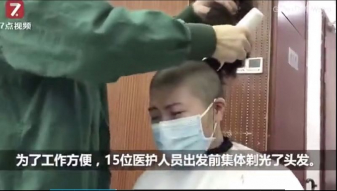 Unele dintre cadrele medicale plâng în timp ce sunt rase în cap. Foto: Printe screen DailyMail Online
