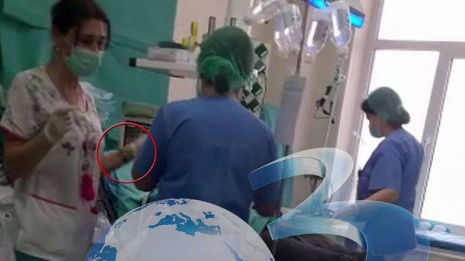 Medicul a fost acuzat că nu poartă echipament de protecție, deși la un control nu avea nevoie decât de mănuși și mască. Foto: Antena3