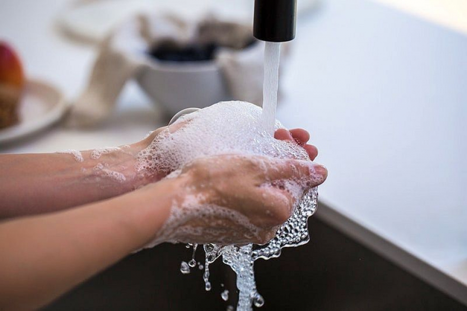 Spălatul pe mâini făcut des și corect încetinește răspândirea bolilor