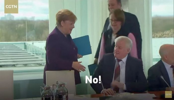 Ministrul german de Interne, Horst Seehofer a refuzat o strângere de mână prietenoasă cu cancelarul Angela Merkel. Foto: CGTN 