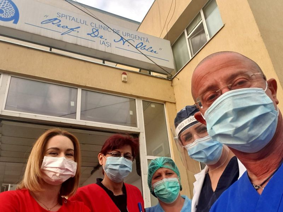 dr Tudor Ciuhodaru (dreapta, primul) și colegele sale de la Spitalul Clinic de Urgenta din Iași. Foto: Facebook/Ciuhodaru