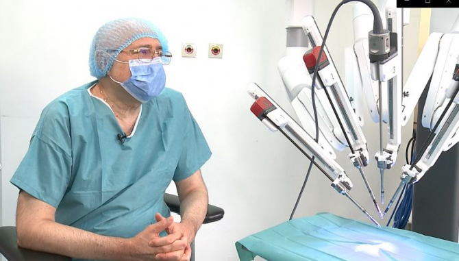 Acad prof dr Irinel Popescu și robotul cu care operează la Spitalul  Clinic Sanador