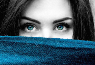 Femeie cu ochii albastri