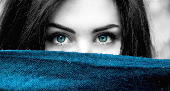 Femeie cu ochii albastri