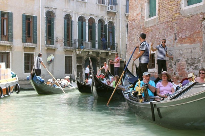 Turistii supraponderali sunt o problemă pentru gondolierii din Veneția