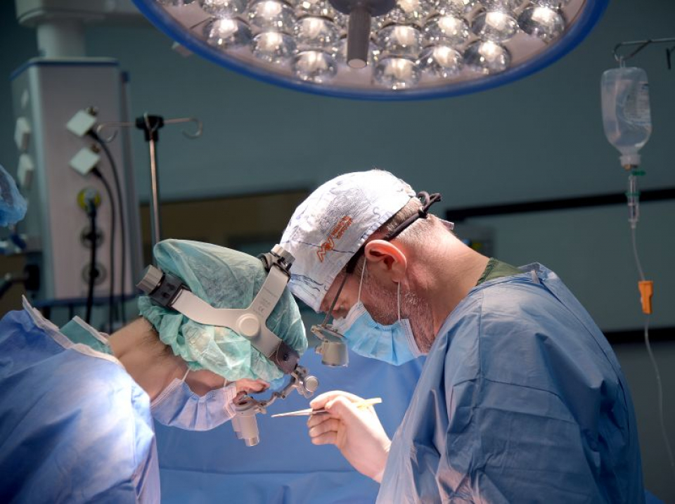 Dr Ionuț Munteanu în timpul operației. Foto: SANADOR
