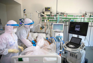 Pacient în secția ATI a Spitalului Rol 2. Foto: ftografie cu caracter ilustrativ - Spitalul Militar Central / Daniel Iancu