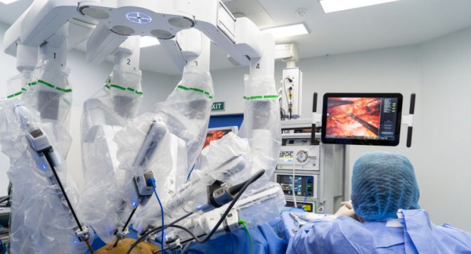 Brațele robotului fac intervenția chirurgicală, dar chirurgul poate fi în altă cameră, ba chiar și pe alt continent. Foto: Sanador