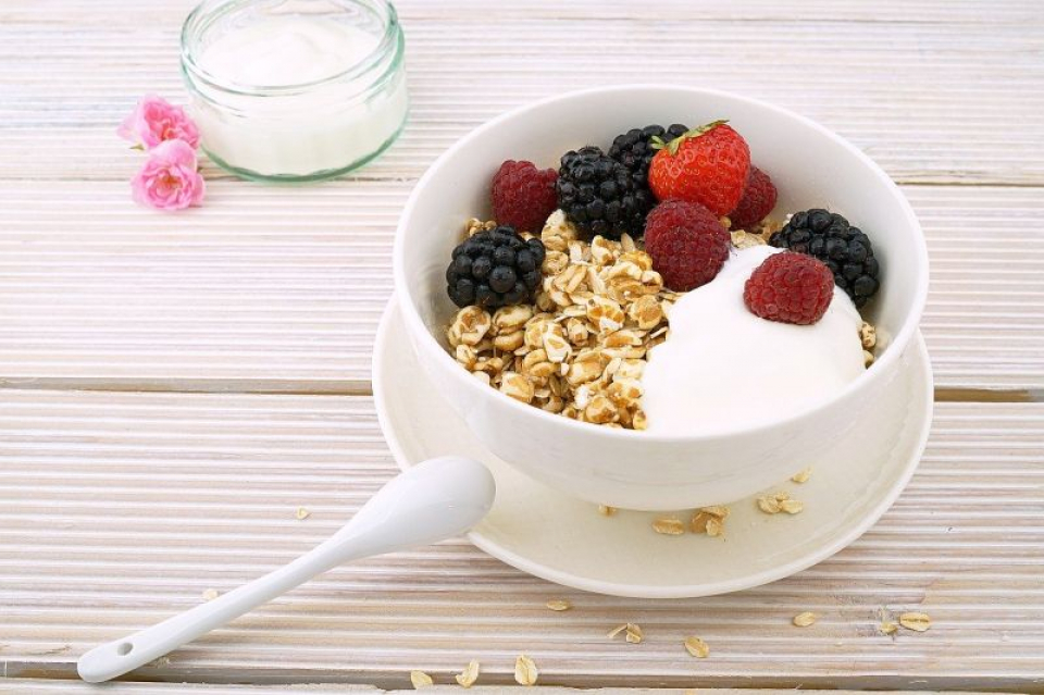 Cerealele integrale și fructele de pădure scad colesterolul rău LDL