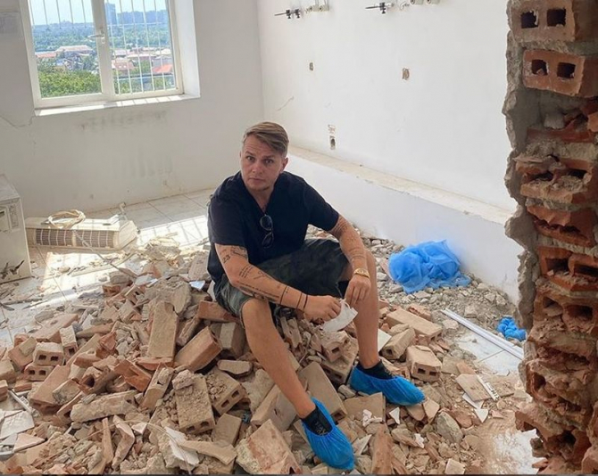 Codin Maticiuc într-un salon de la Fundeni, în plină renovare. Foto: Instagram / contul personal