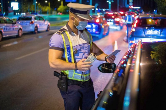 Polițist cu mască în trafic. Foto: MAI/Facebook