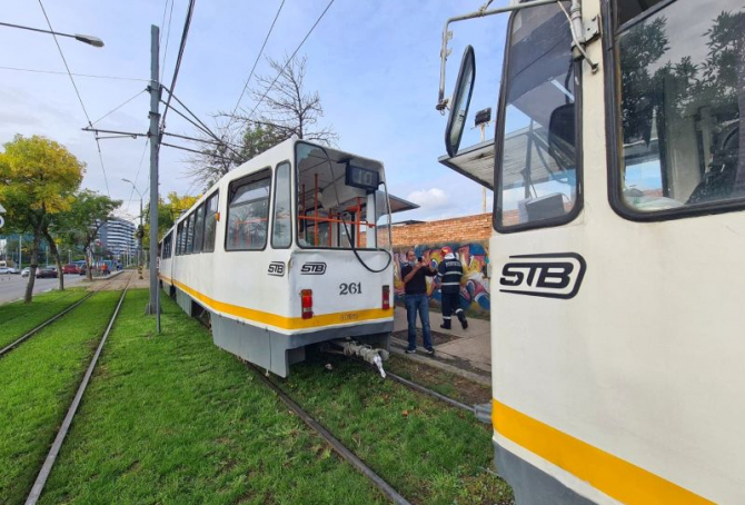 Două tramvaie au intrat unul într-altul, iar patru oameni au avut nevoie de prim ajutor. Foto: ISU București Ilfov