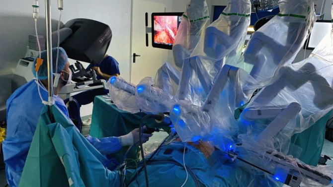 Chirurgie robotică    Foto: Sanador