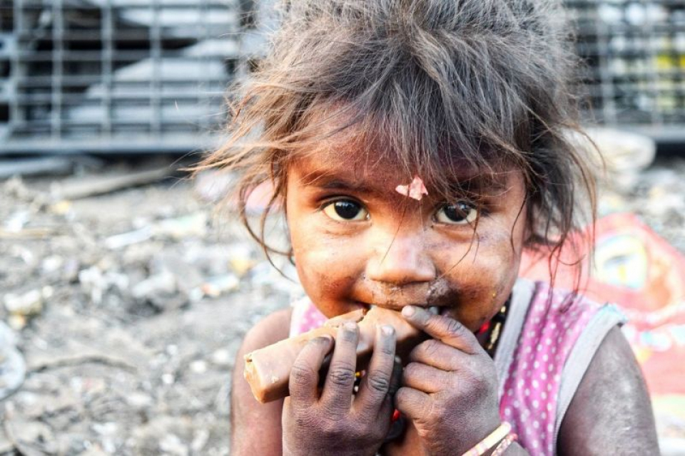 Milioane de copii cresc într-o sărăcie lucie. Foto: Pixabay