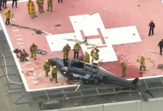 Elicopterul prăbușit pe acoperișul spitalului. Foto: Print screen FOX 5 San Diego