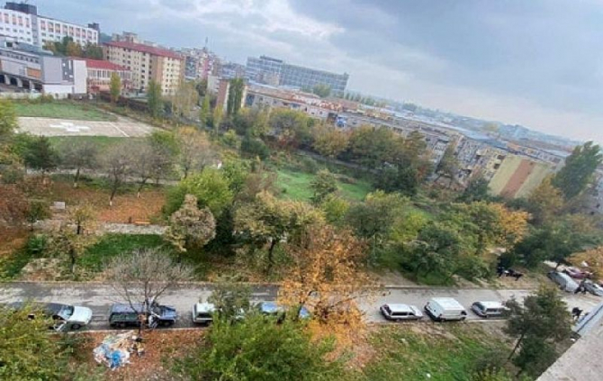 Dricurile parcate, la rând, în jurul Spitalului Județean Craiova. Foto: Reddit
