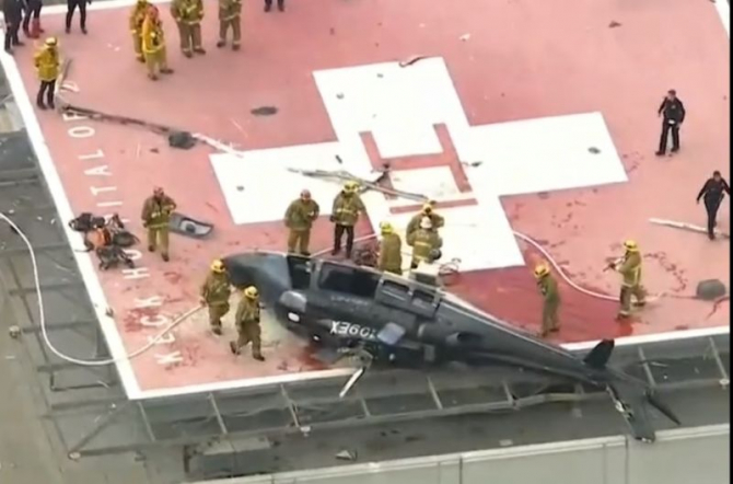 Elicopterul prăbușit pe acoperișul spitalului. Foto: Print screen FOX 5 San Diego