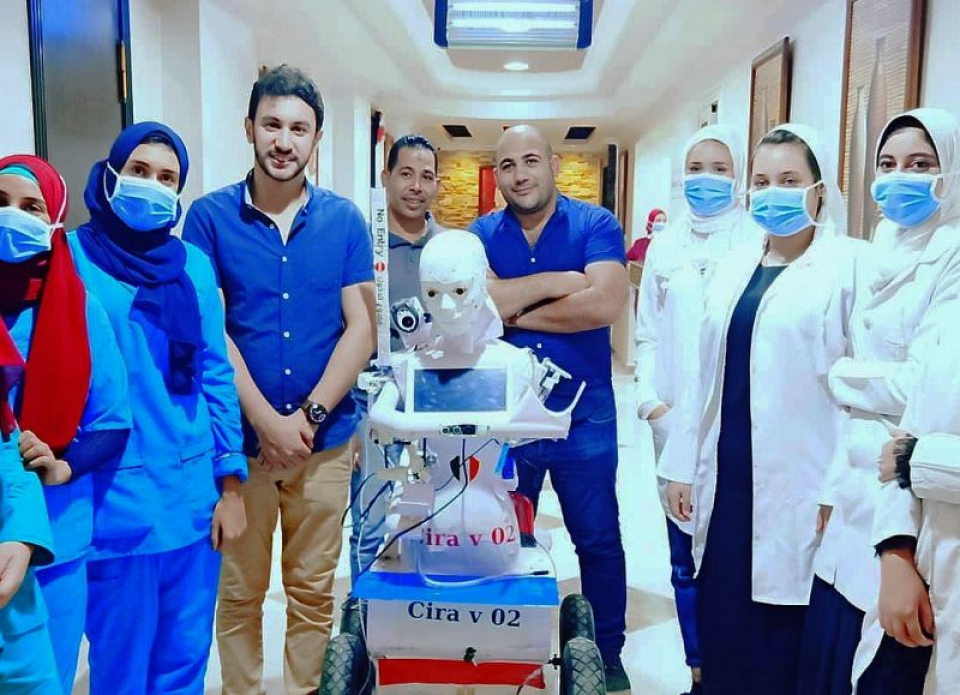 Robotul Cira-03 în milocul cadrelor medicale care-l testează. Mahmoud el-Komy, inventatorul, este tânărul din stânga fotografiei. Foto: Facebook / Mahmoud el-Komy
