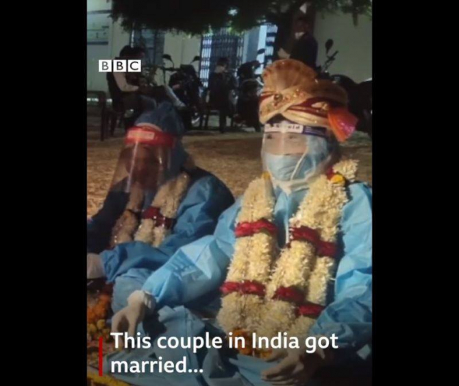 Cuplu căsători în costum de protecție   Foto. captură BBC