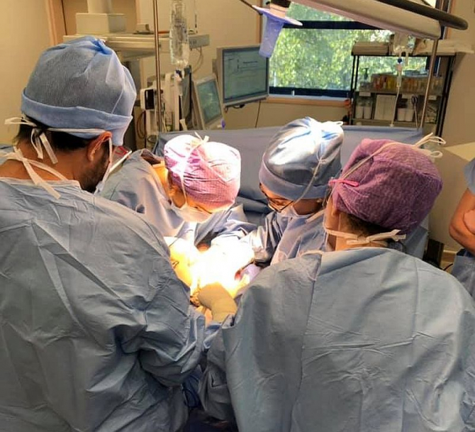 Dr Olivia Sgarbură în operație. Foto: Facebook