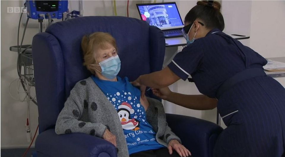 Margaret Keenan, bătrâna de aproape 91 de ani care a făcut vaccinul Pfizer. Foto: Print screen BBC