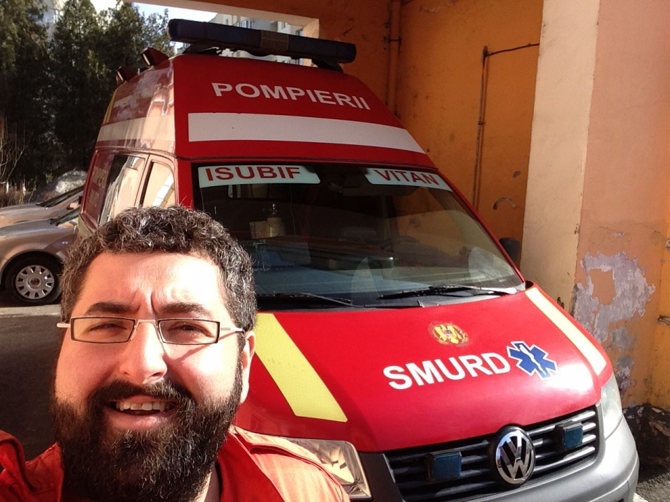 Bogdan Oprea face voluntariat la SMURD. Are licență de paramedic  FOTO: Facebook Bogdan Oprea