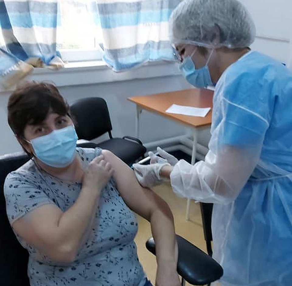 Prima persoană vaccinată la Spitalul din Găești a fost o asistentă. Foto: Facebook / Laurențiu Belușică