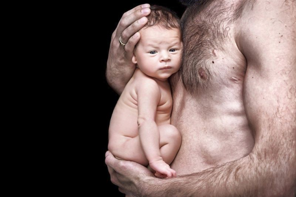 bebelușul născut prin cezariană ar trebui să stea lipit de pielea tatălui său. Foto: Pixabay