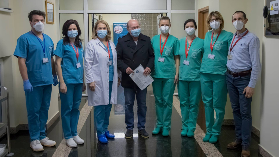 Traian Băsescu s-a vaccinat împotriva COVID   FOTO: Oana Ciobanu, Daniel Iancu/Facebook Spitalul Militar