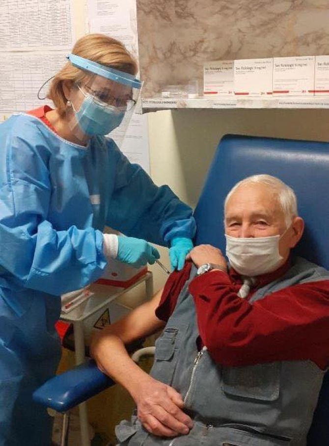 Veteranul Sabin Husariu din Cluj s-a vaccinat împotriva COVID  FOTO: RO Vaccinare/Spitalul Militar Cluj