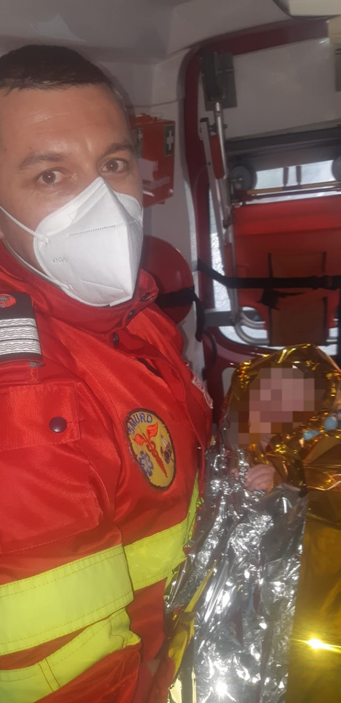 Trei paramedici au adus pe lume o fetiță   FOTO: Facebook ISU Arad