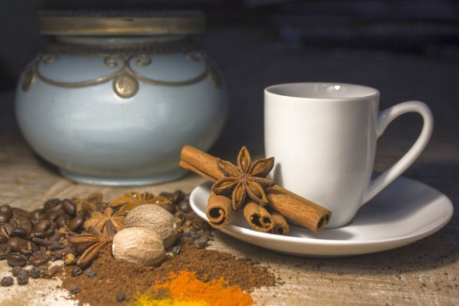 Cafeaua făcută cu scorțișoară și alte ingrediente poate fi un energizant natural perfect. Foto: Pixabay