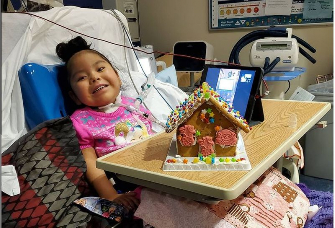 Micuța Stella, pe patul de spital. Foto: Instagram