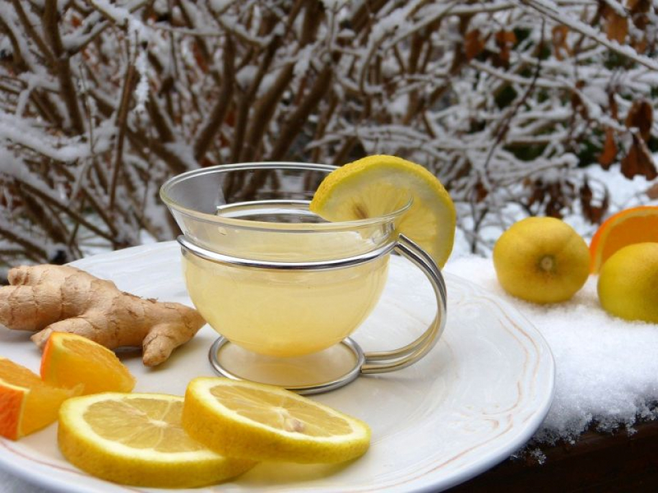 Un ceai cald cu lămâie și ghimbir face minuni la gripă. Foto: Pixabay