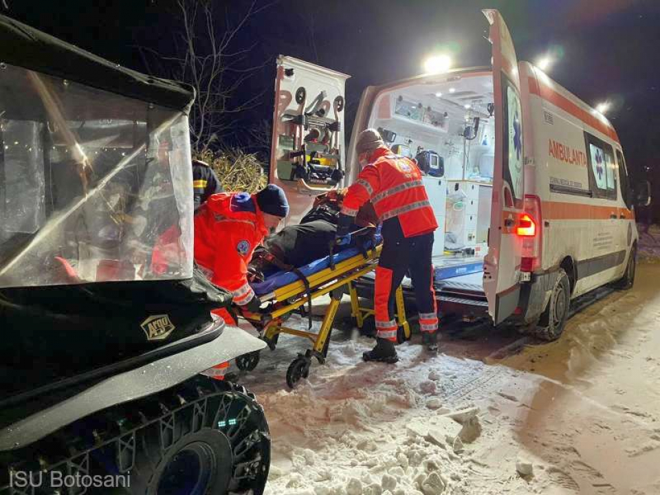 Pacientră transportată cu șenilata până la ambulanță. Foto: ISU Botoșani