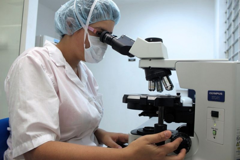 Testul presupune analiza la microscop a unei probe de urină sau a uneia prelevată vaginal. Foto: Pixabay