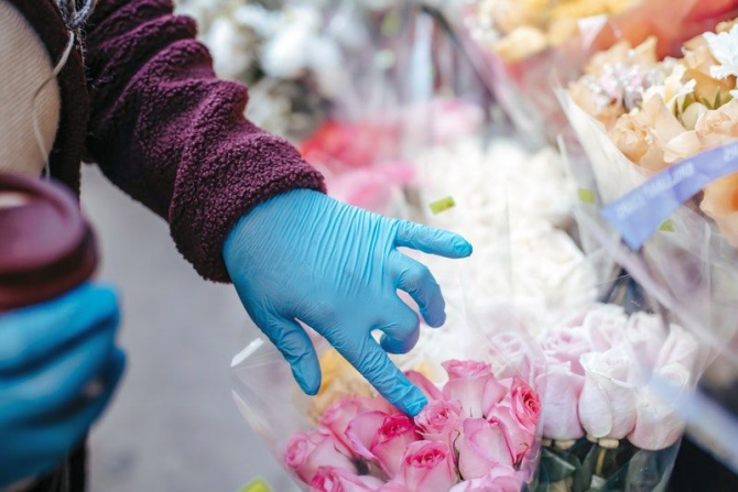 Monica Pop revoltată de ideea ca florile și mărțișoarele să se ofere cu mănuși. Foto: Pexels