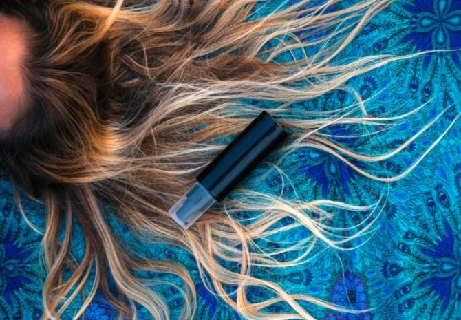 Vopsea de păr naturală sută la sută. Foto: Unsplash / Antonio Gabola