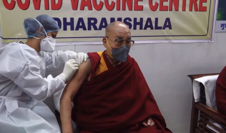 Dalai Lama făcând vaccinul. Foto: Print screen Youtube / Dalai Lama