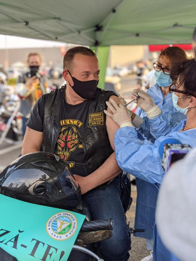 Motociclist din Arad FOTO: Facebook Ro Vaccinare