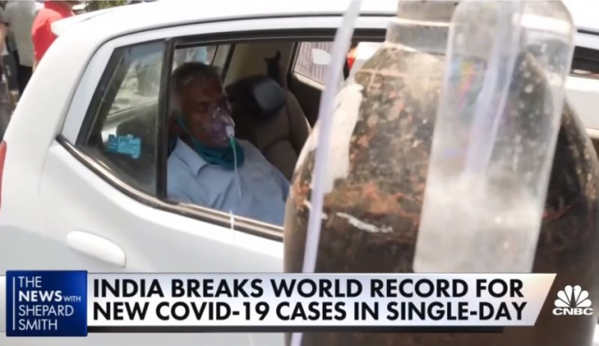 India, bolnav COVID primește oxigen în mașină. Foto: print screen CNBC