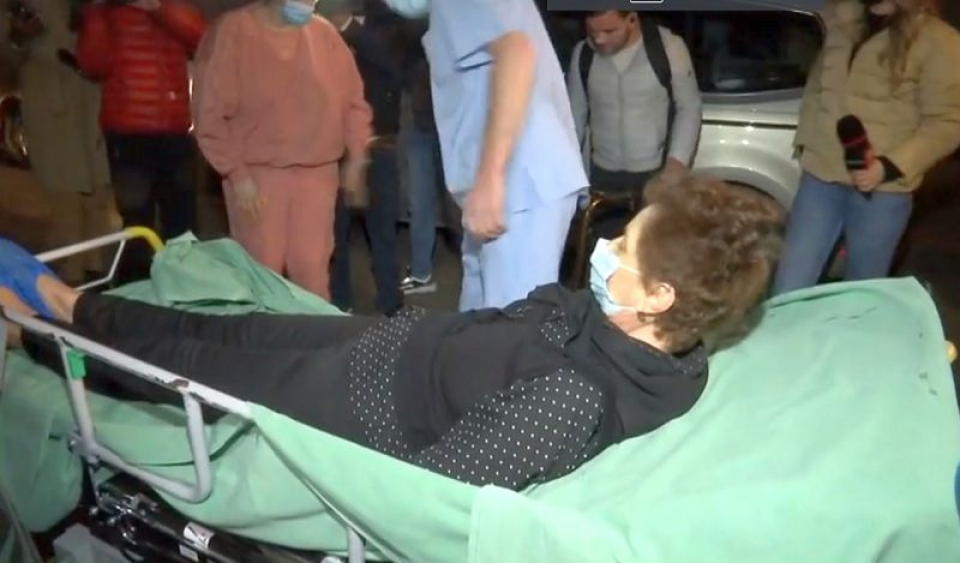Pacienții au fost scoși chiar și pe targă din spital și trimiși acasă. Foto: Print screen Antena 3
