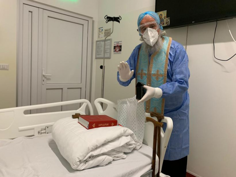 Preotul care vizitează bolnavii la spital Covid   Foto: Antena 3