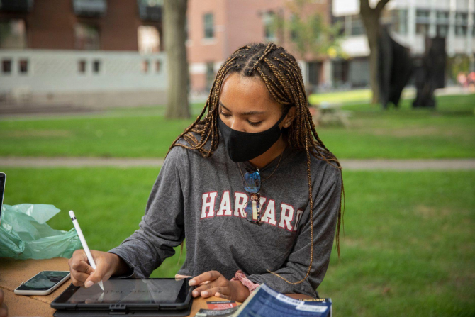 Studentă la Harvard  Photo: Kris Snibbe/Harvard Staff Photographer/Facebook Harvard University