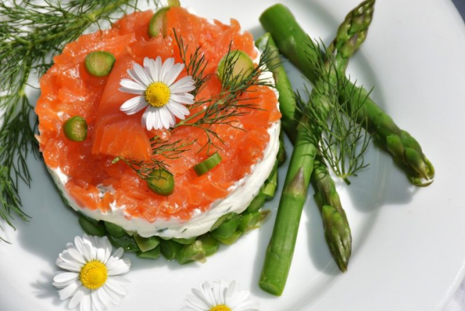 Somonul și brânza fac parte din lista alimentelor grase și sănătoase care te ajută să slăbești. Foto: Pixabay